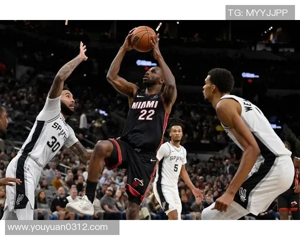 前史首人！文班38+12+5+5帽+6三分马刺反转险胜公牛 福克斯21分